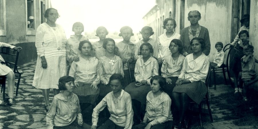 À ESQUERDA ANGELITA CLOTILDE, À DIREITA FRANCISCA CLOTILDE, COM ALUNAS DO EXTERNATO SANTA CLOTILDE. ACERVO: SOLAR DAS CLOTILDES